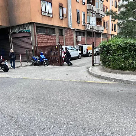 Ultimo Piano Con Parcheggio トリエステ